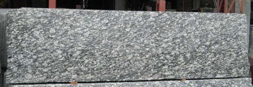 spray white granite slabs